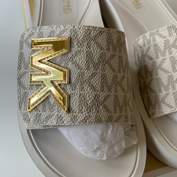 MICHAEL KORS PLATFORM SLIDE NEW. Let’s get ready for summer! - Picture 5 of 10